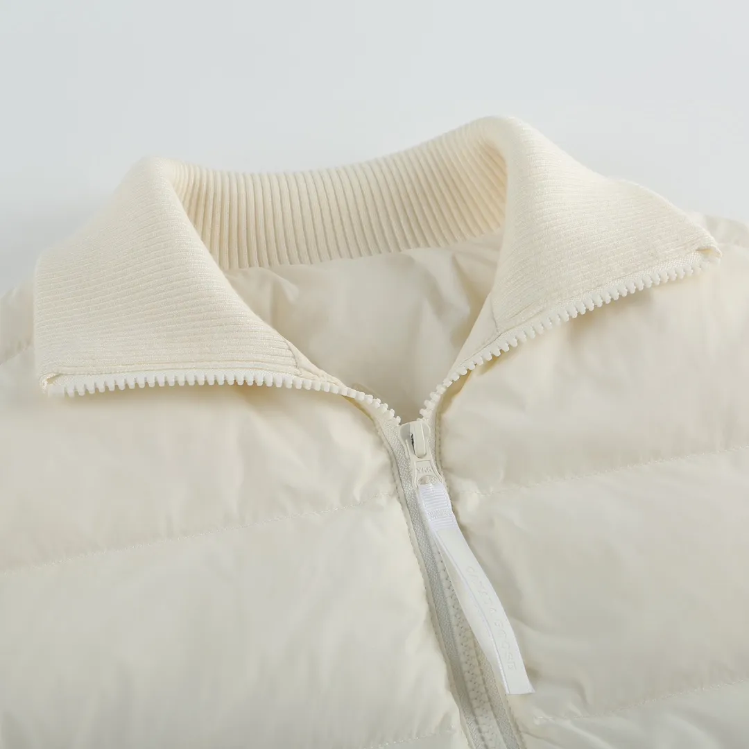 P840 Canada Goose Women's Wide Spun Seam Knitted Jacket | Light and elegant, comfortable and effortless] When the delicate softness of merino wool meets the stiffness and flexibility of nylon pongee, this jacket has a unique sense of breathing. The fabric is interwoven with worsted craftsmanship, making it light but structural. Every moment you wear it next to your skin, it feels like a cloud covering your skin, giving you both warmth and elegance.  The details show even more ingenuity. The collar, cuffs and waist are all made of double-layer rib knitting technology, which is elastic and fits the body shape, and naturally stretches with movement, outlining a neat silhouette while also protecting warmth. The ribbed design at the waist is more lazy and delicate, quietly improving the visual proportion.  The custom-made classic logo on the sleeve arm is a footnote of identity written in low-key strokes - unobtrusive, but with its own style.  Whether commuting in the city or roaming on the weekend, this jacket can cope with changing scenes and weather with one piece, making it an indispensable and versatile choice in your wardrobe.   Accessories: One-to-one customized three-label, One-to-one customized ribs, One-to-one customized zippers SIZE: S M L